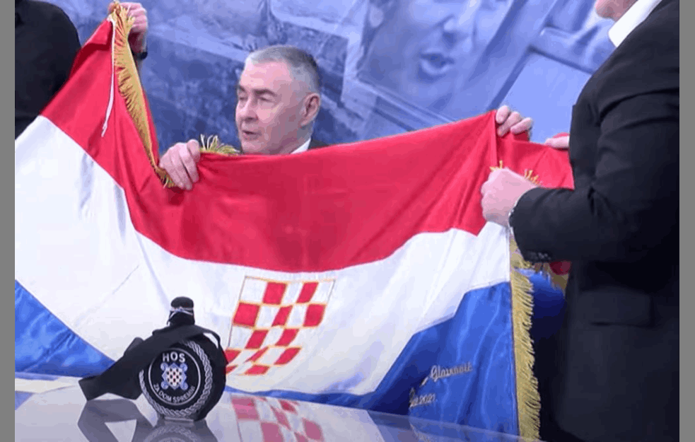 SKANDAL NA HRVATSKOJ TELEVIZIJI: Generalu poklonili USTAŠKU zastavu i čuturu sa natpisom '<span style='color:red;'><b>ZA DOM SPREMNI</b></span>'! (VIDEO) 